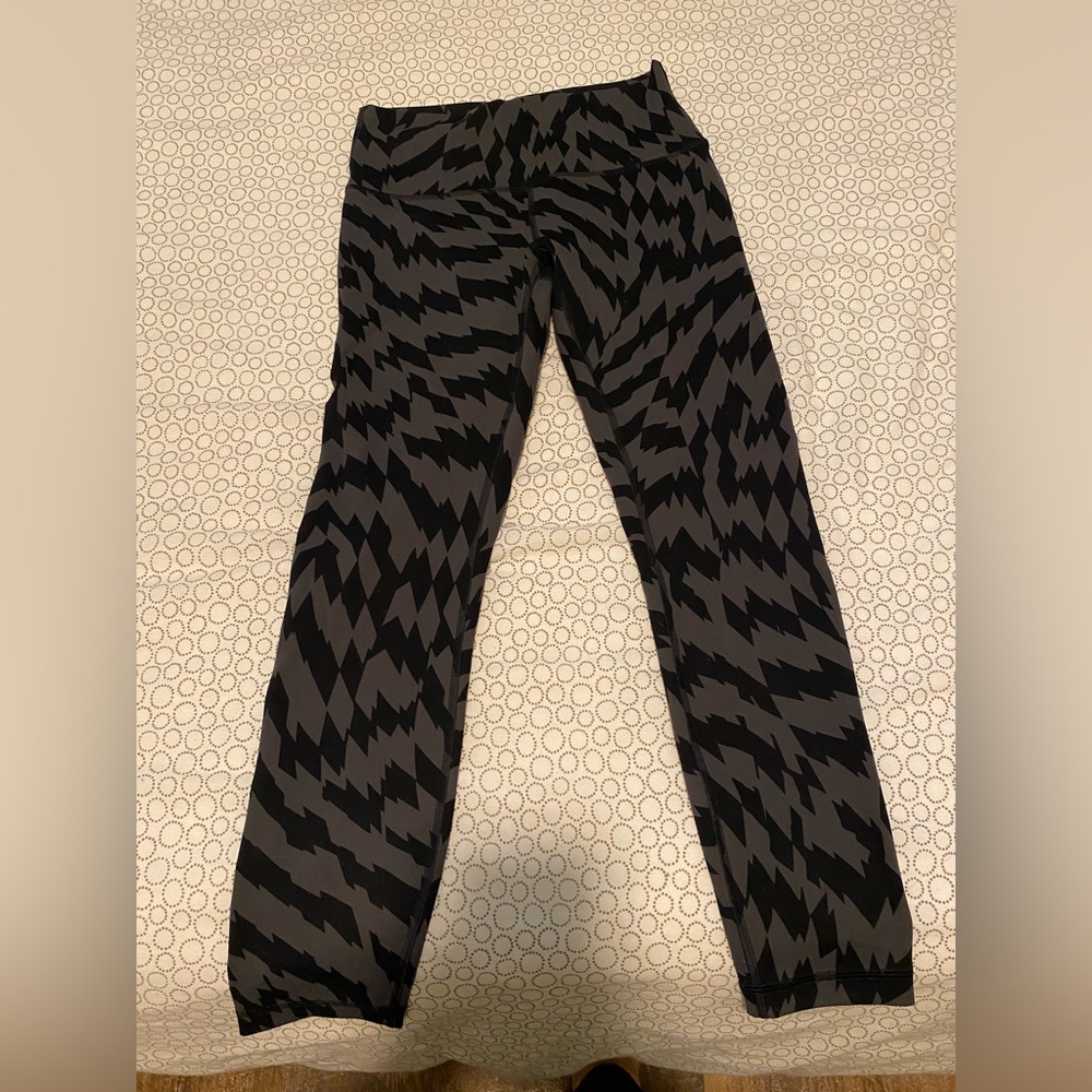 Lululemon Wunder Train “25 inch in Size 8, Voltage print graphite grey